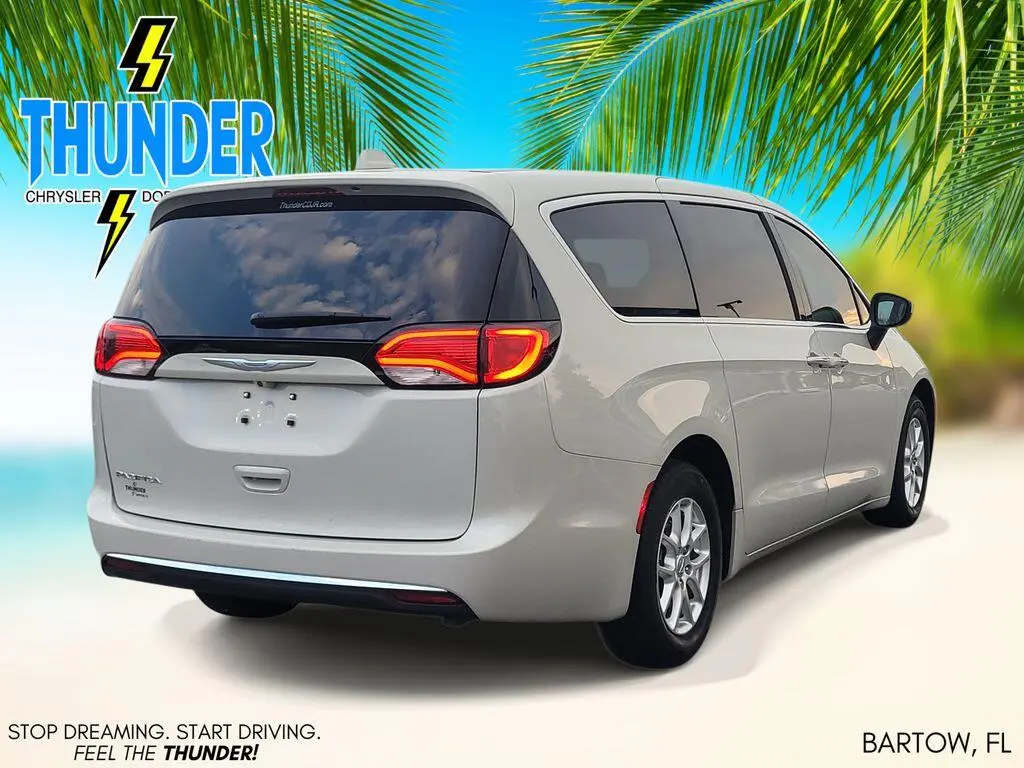 2017 Chrysler Pacifica Touring Plus photo 4