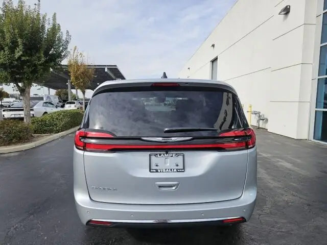 2026 Chrysler Pacifica Select photo 4