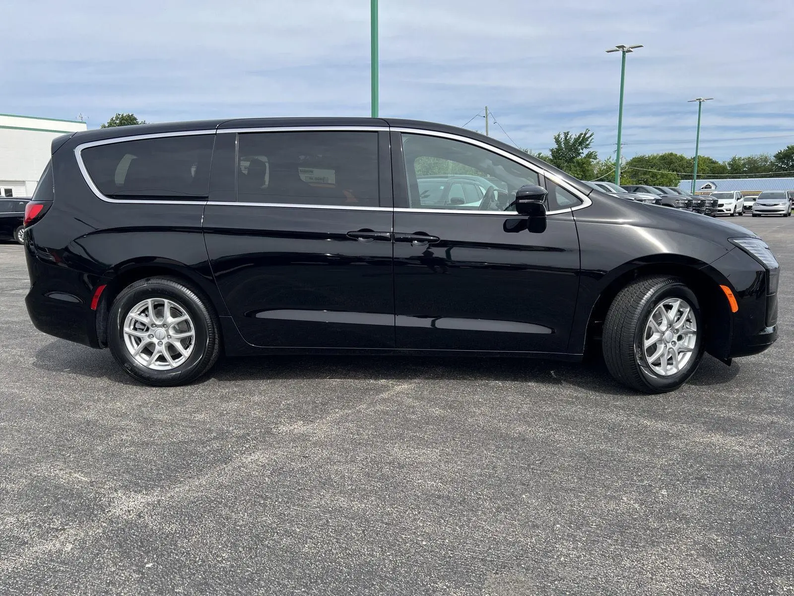 2027 Chrysler Pacifica Select photo 3