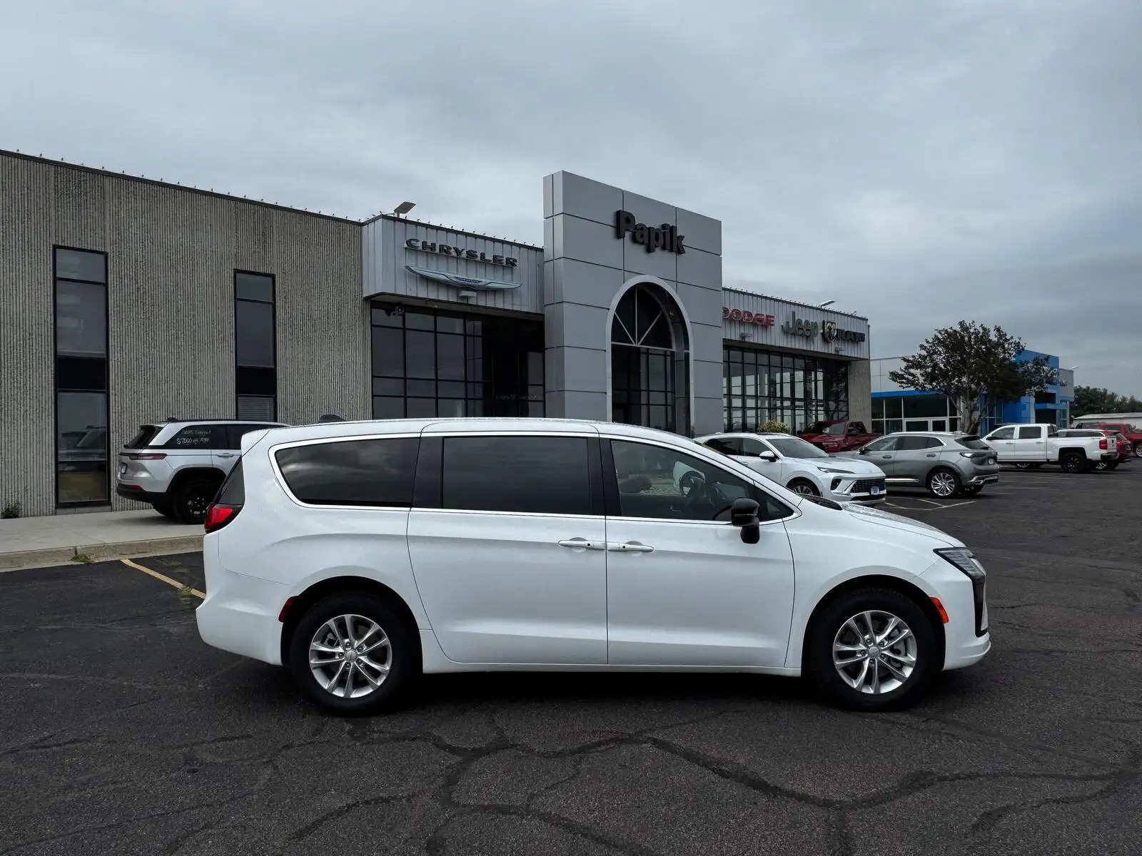 2027 Chrysler Pacifica Select AWD's photo