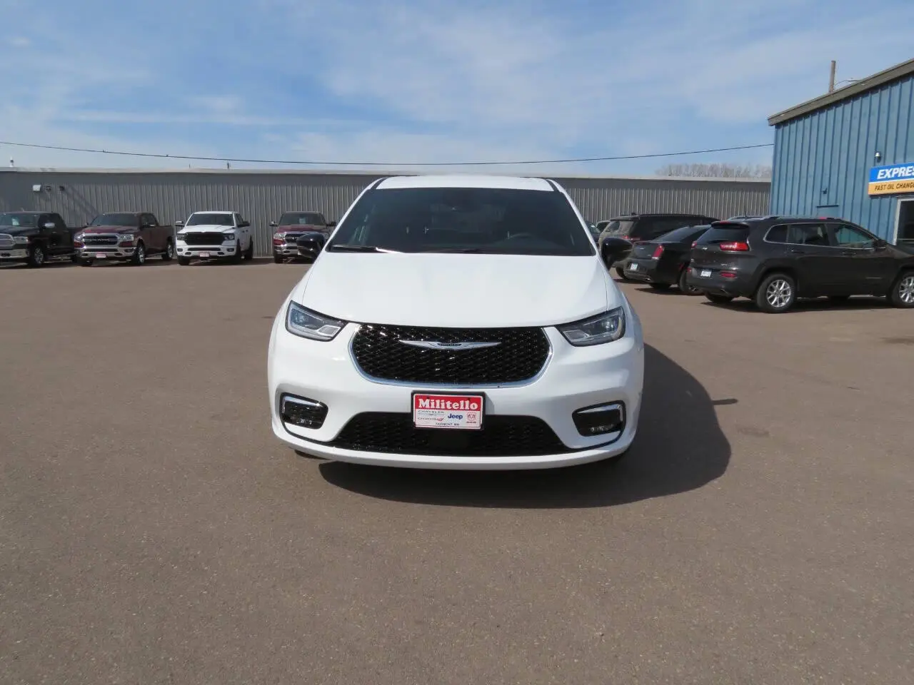 2026 Chrysler Pacifica Select photo 4