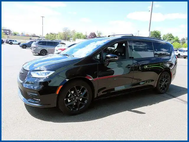 2025 Chrysler Pacifica Limited's photo