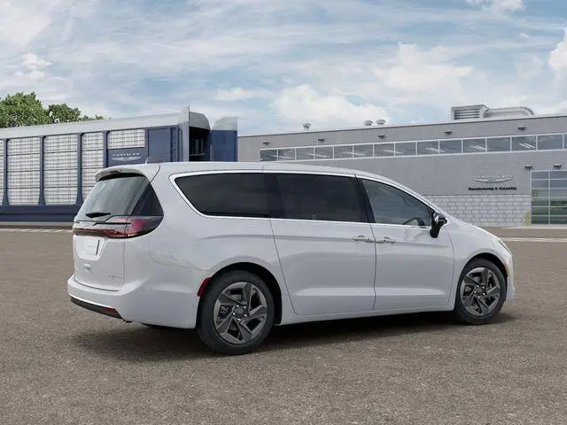 2027 Chrysler Pacifica Limited photo 4