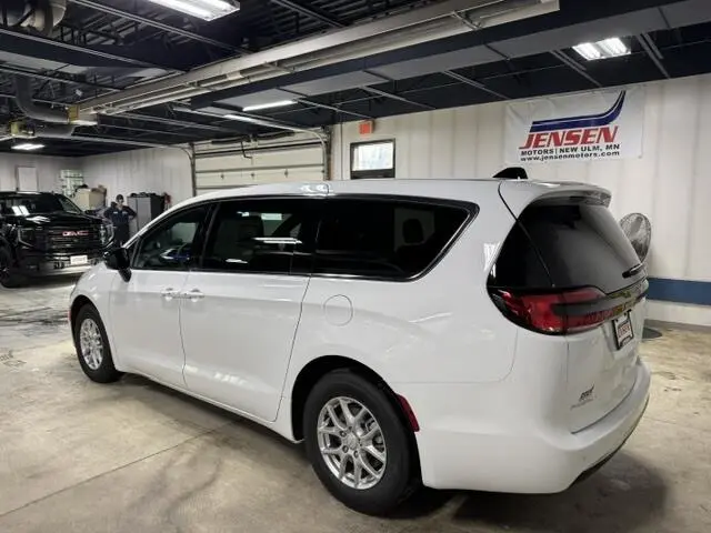 2027 Chrysler Pacifica Select photo 5