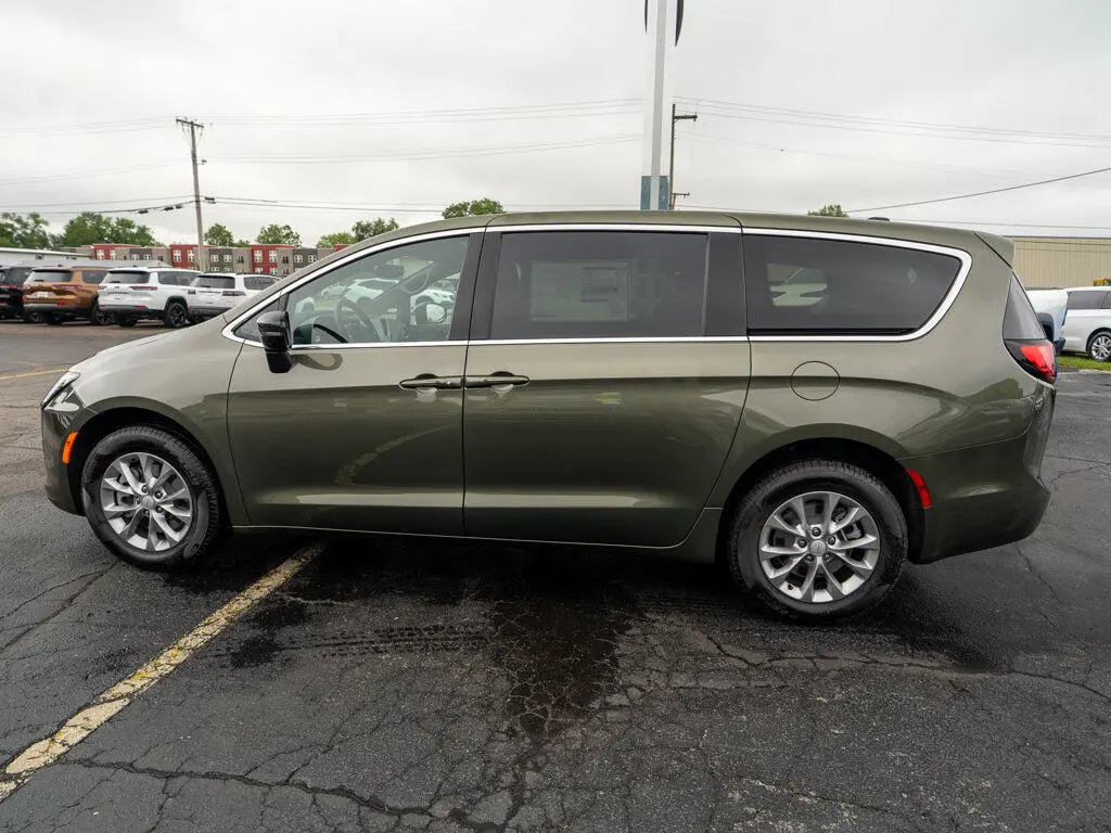 2027 Chrysler Pacifica Select AWD photo 4