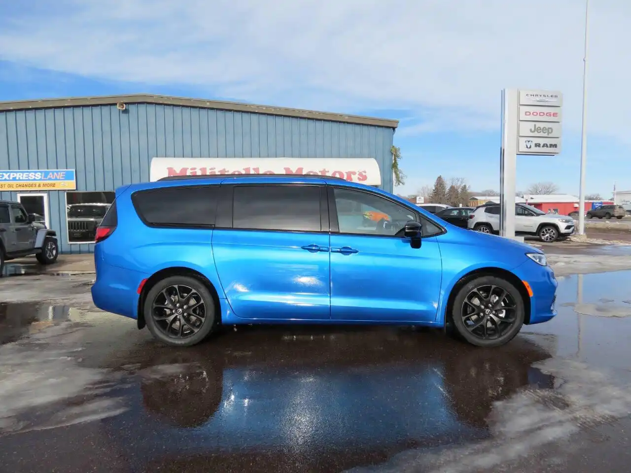 2026 Chrysler Pacifica Select's photo