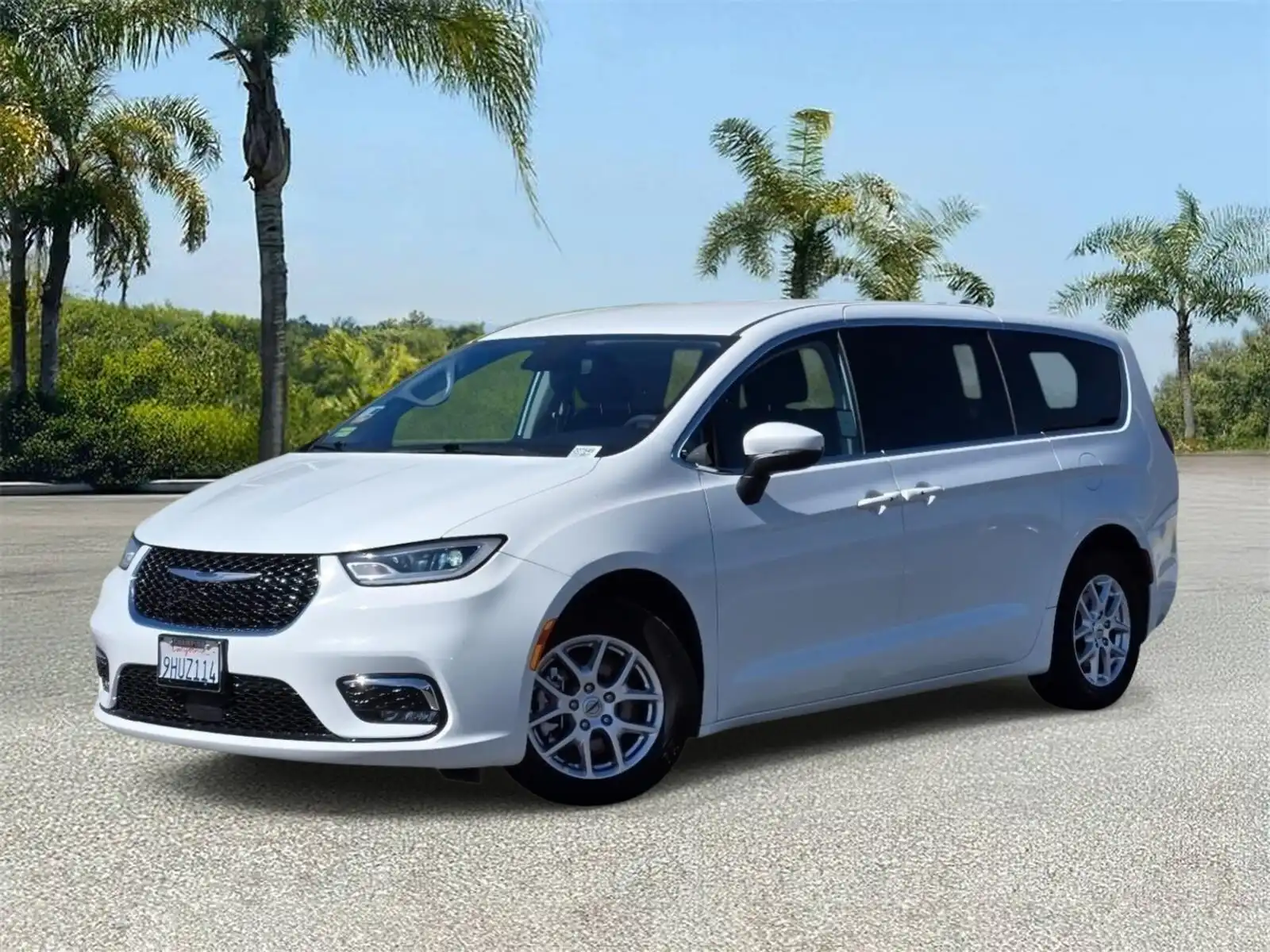 2023 Chrysler Pacifica Touring L's photo