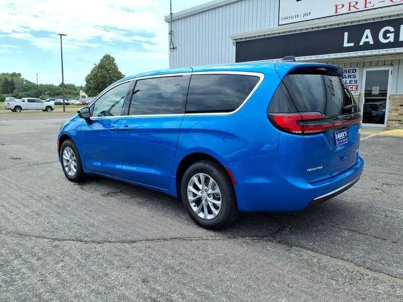 2027 Chrysler Pacifica Select AWD photo 5