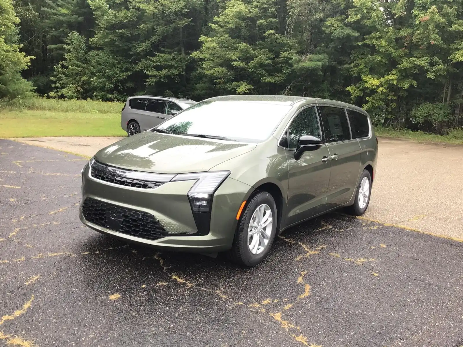 2027 Chrysler Pacifica Select's photo
