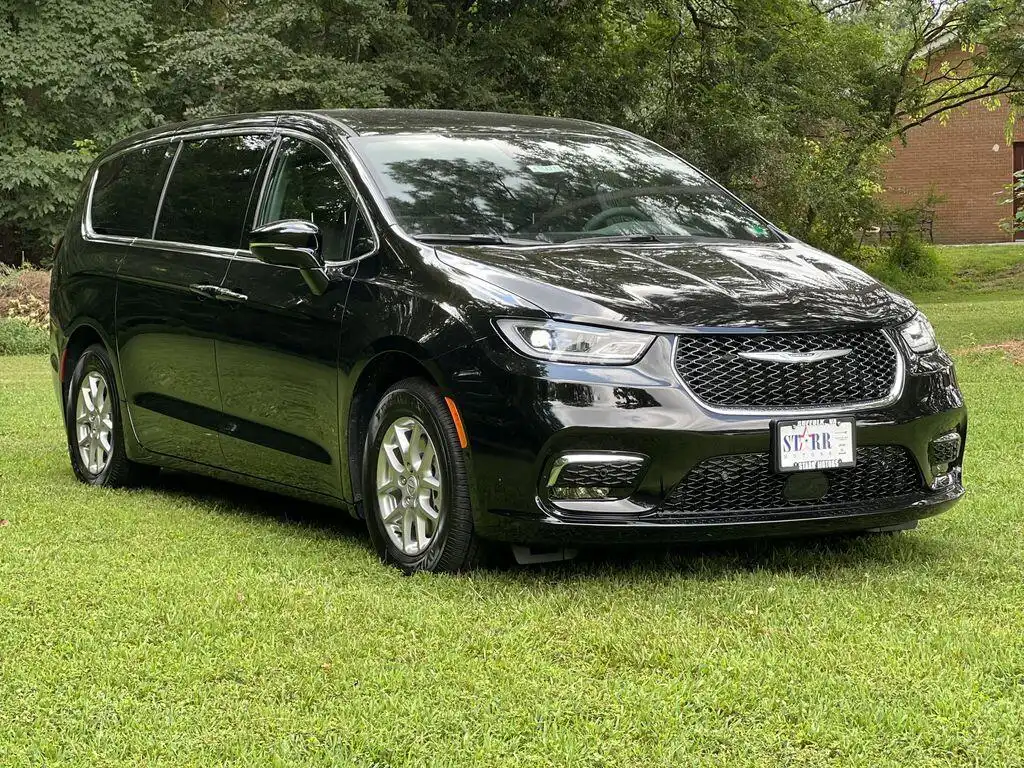 2026 Chrysler Pacifica Select's photo