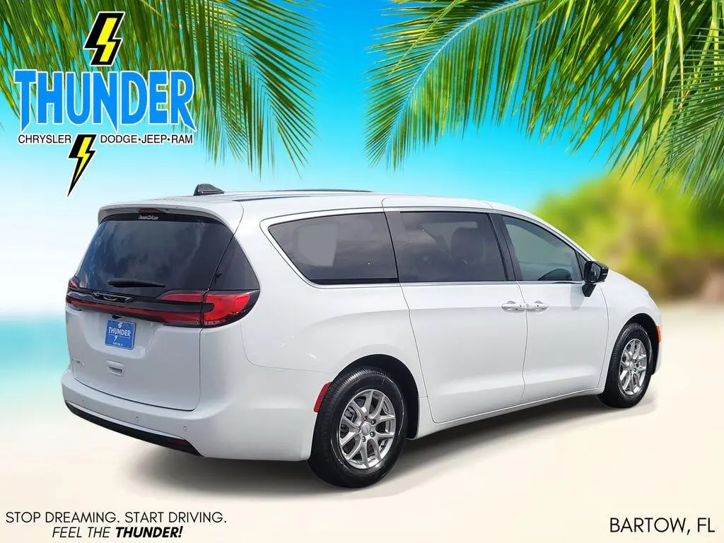 2027 Chrysler Pacifica Select photo 4