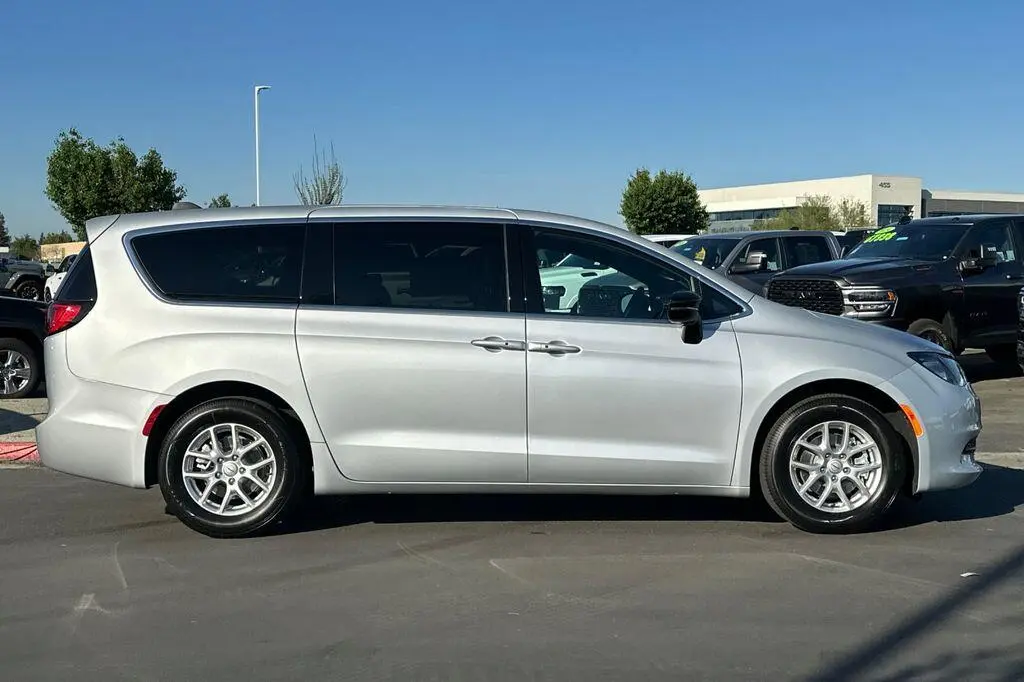 2026 Chrysler Voyager LX photo 3
