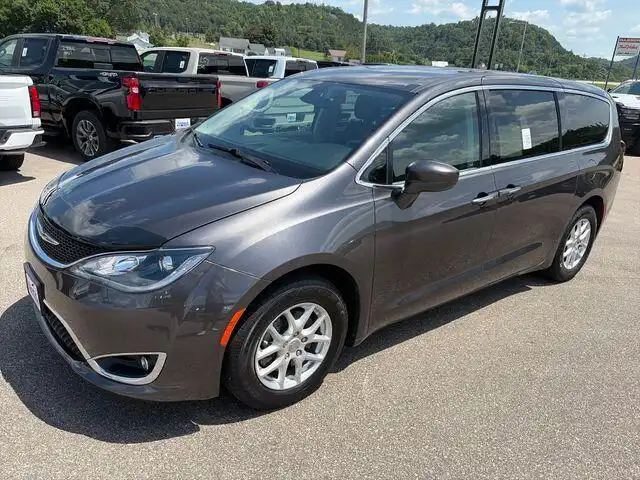 2020 Chrysler Pacifica Touring's photo