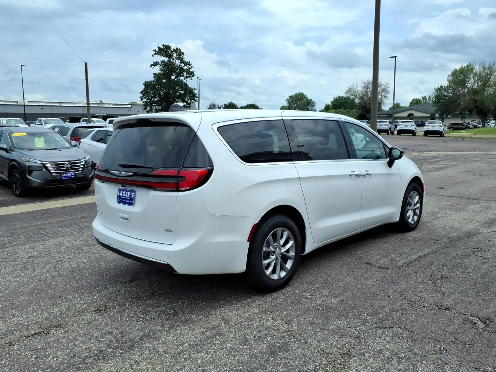 2026 Chrysler Pacifica Select AWD photo 3