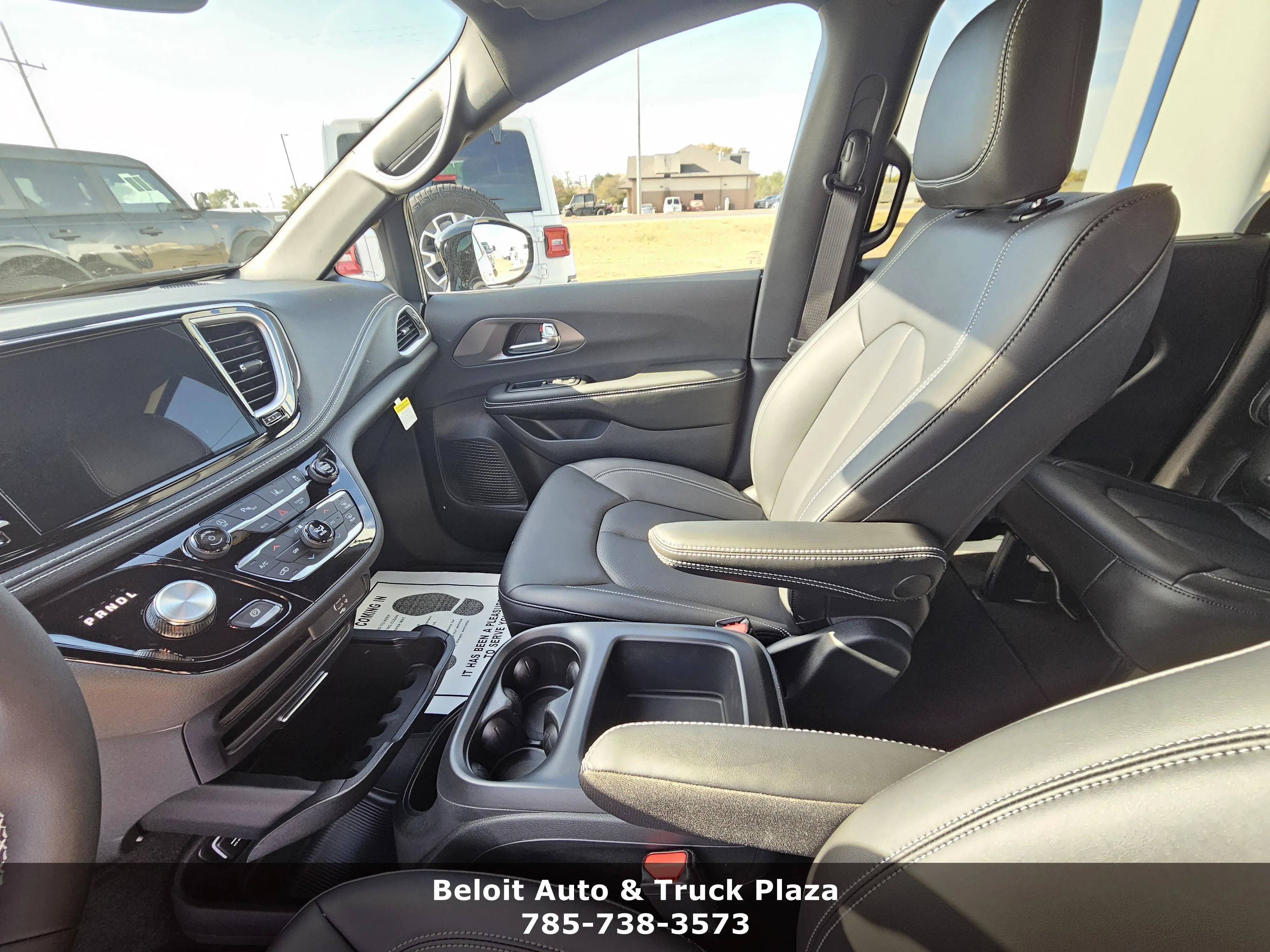 2026 Chrysler Pacifica Select photo 5