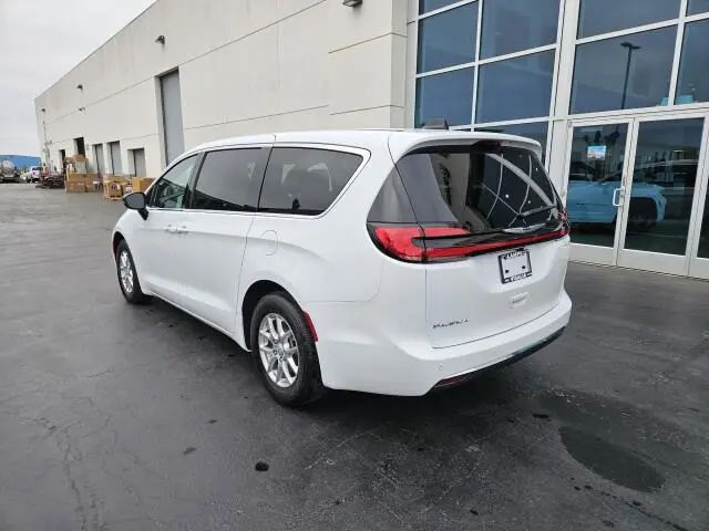 2026 Chrysler Pacifica Select photo 3