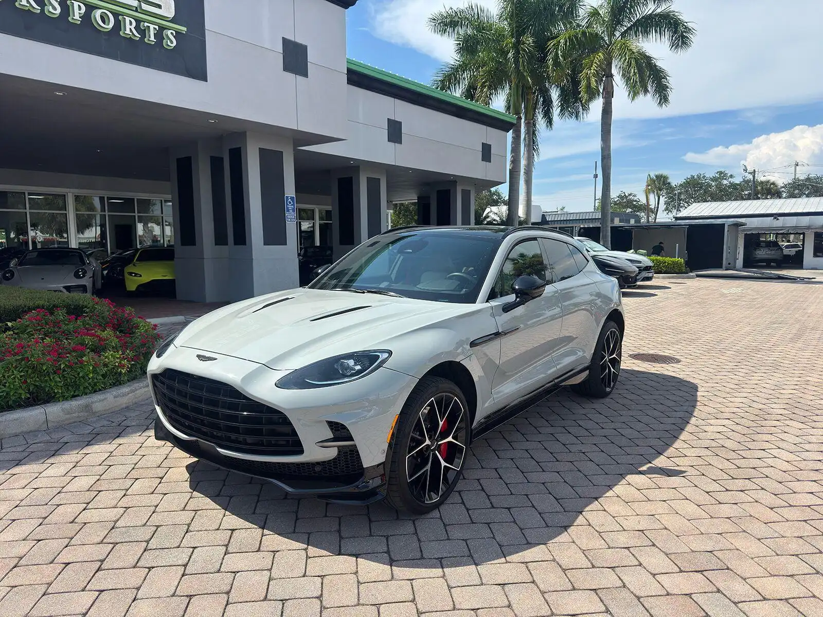 2025 Aston Martin DBX 4.0 V8 707 AWD's photo