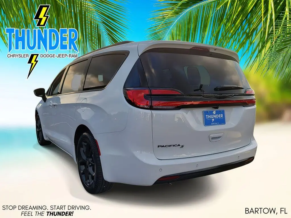 2026 Chrysler Pacifica Select photo 3