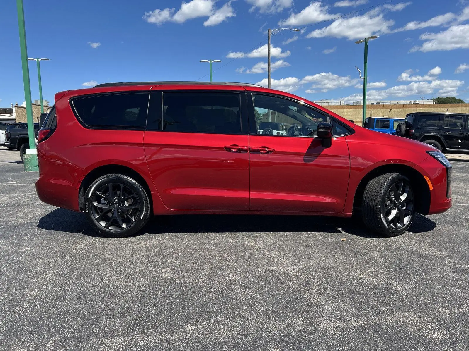 2027 Chrysler Pacifica Limited AWD photo 3