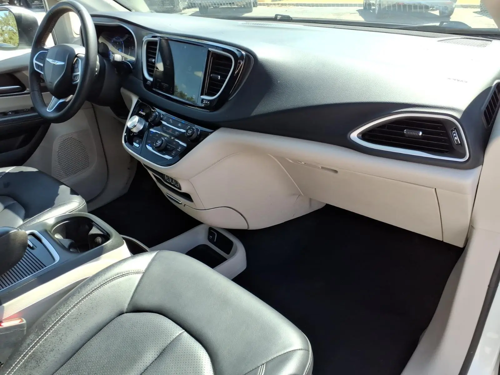 2023 Chrysler Pacifica Touring L photo 4