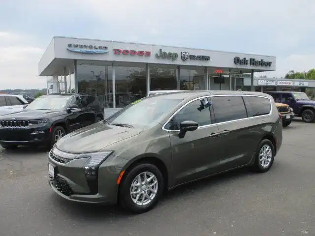 2027 Chrysler Pacifica Select's photo