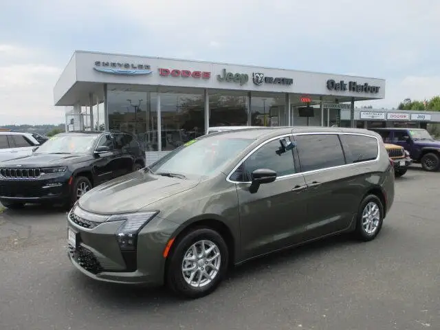 2027 Chrysler Pacifica Select photo 1
