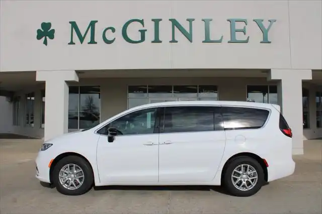 2026 Chrysler Pacifica Select's photo