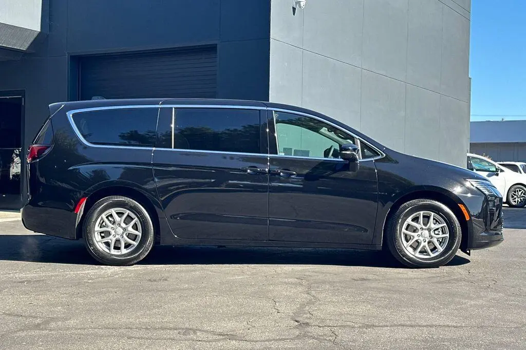 2027 Chrysler Pacifica Select photo 3