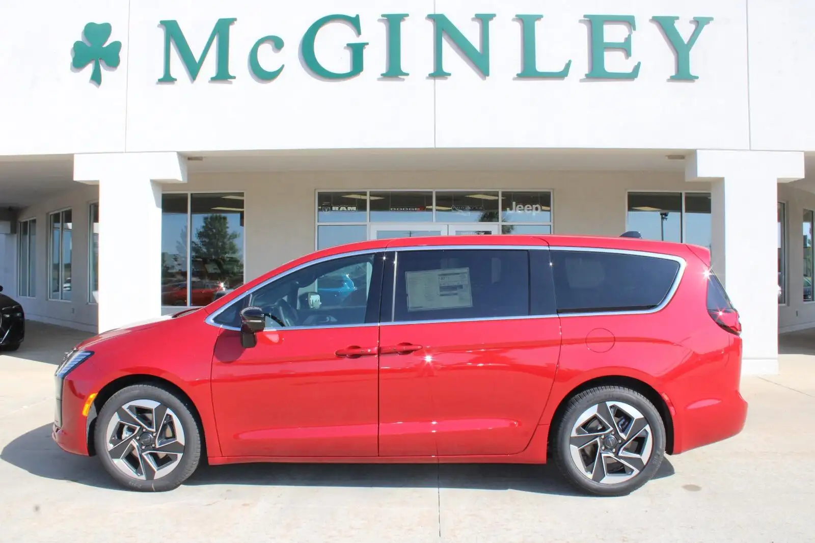 2027 Chrysler Pacifica Limited's photo
