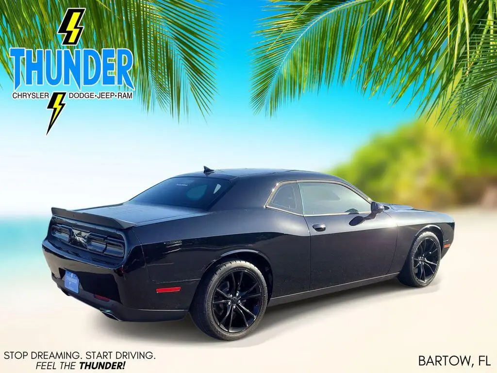 2016 Dodge Challenger SXT Plus photo 4