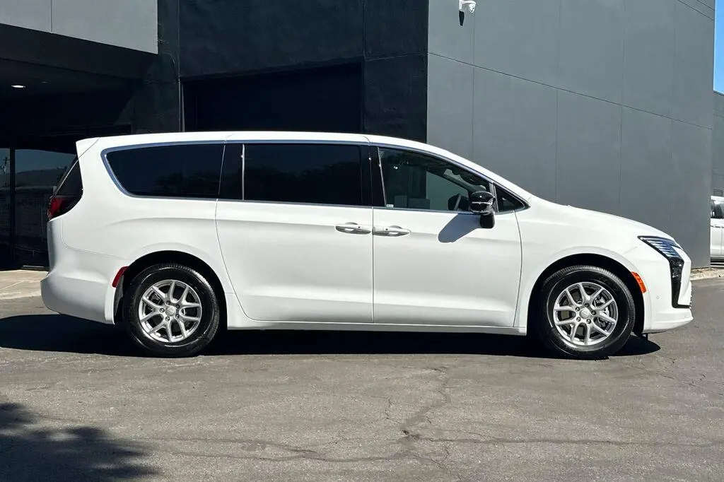 2027 Chrysler Pacifica Select photo 3