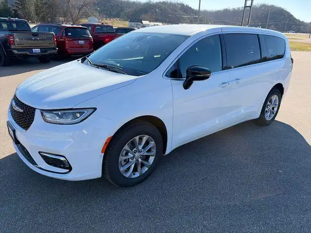 2026 Chrysler Pacifica Select AWD's photo