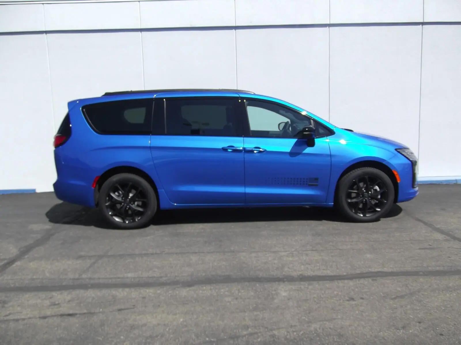 2027 Chrysler Pacifica Select AWD photo 5