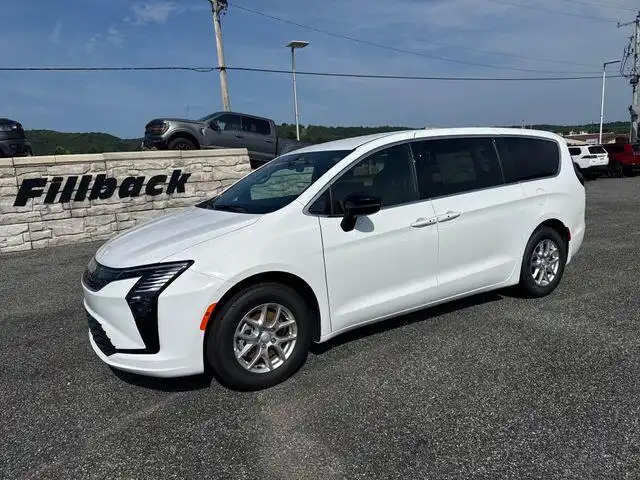 2027 Chrysler Pacifica Select's photo