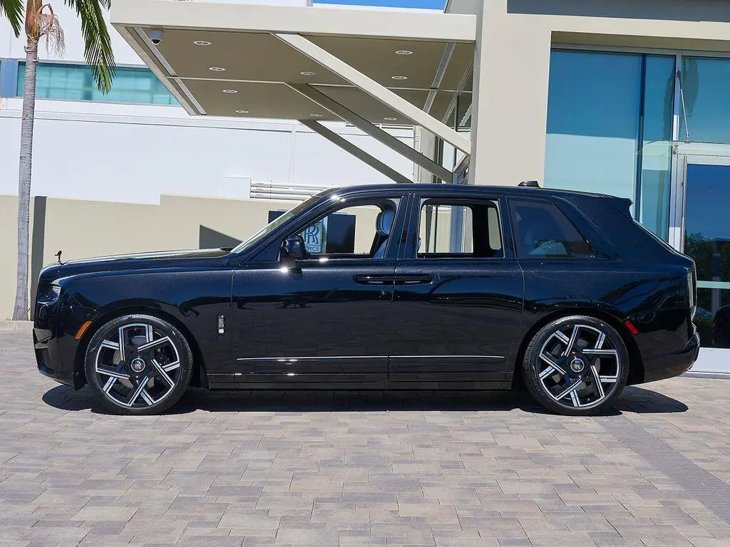 2027 Rolls-Royce Cullinan Black Badge photo 3
