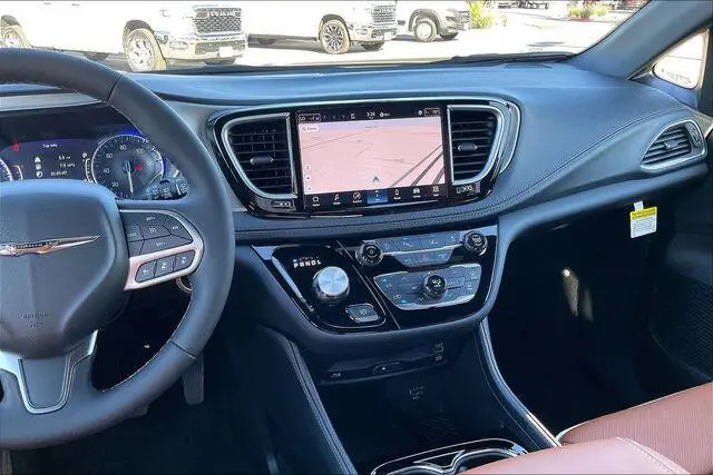 2026 Chrysler Pacifica Pinnacle photo 5