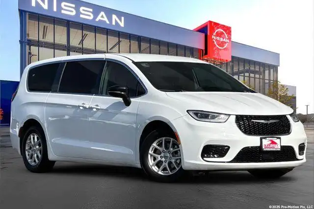 2024 Chrysler Pacifica Touring L's photo