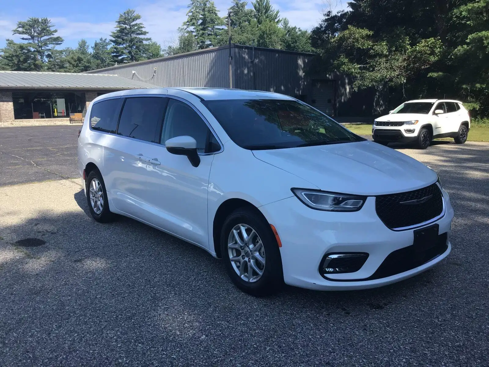 2023 Chrysler Pacifica Touring L's photo