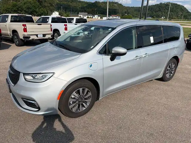 2023 Chrysler Pacifica Hybrid Touring L Hybrid's photo