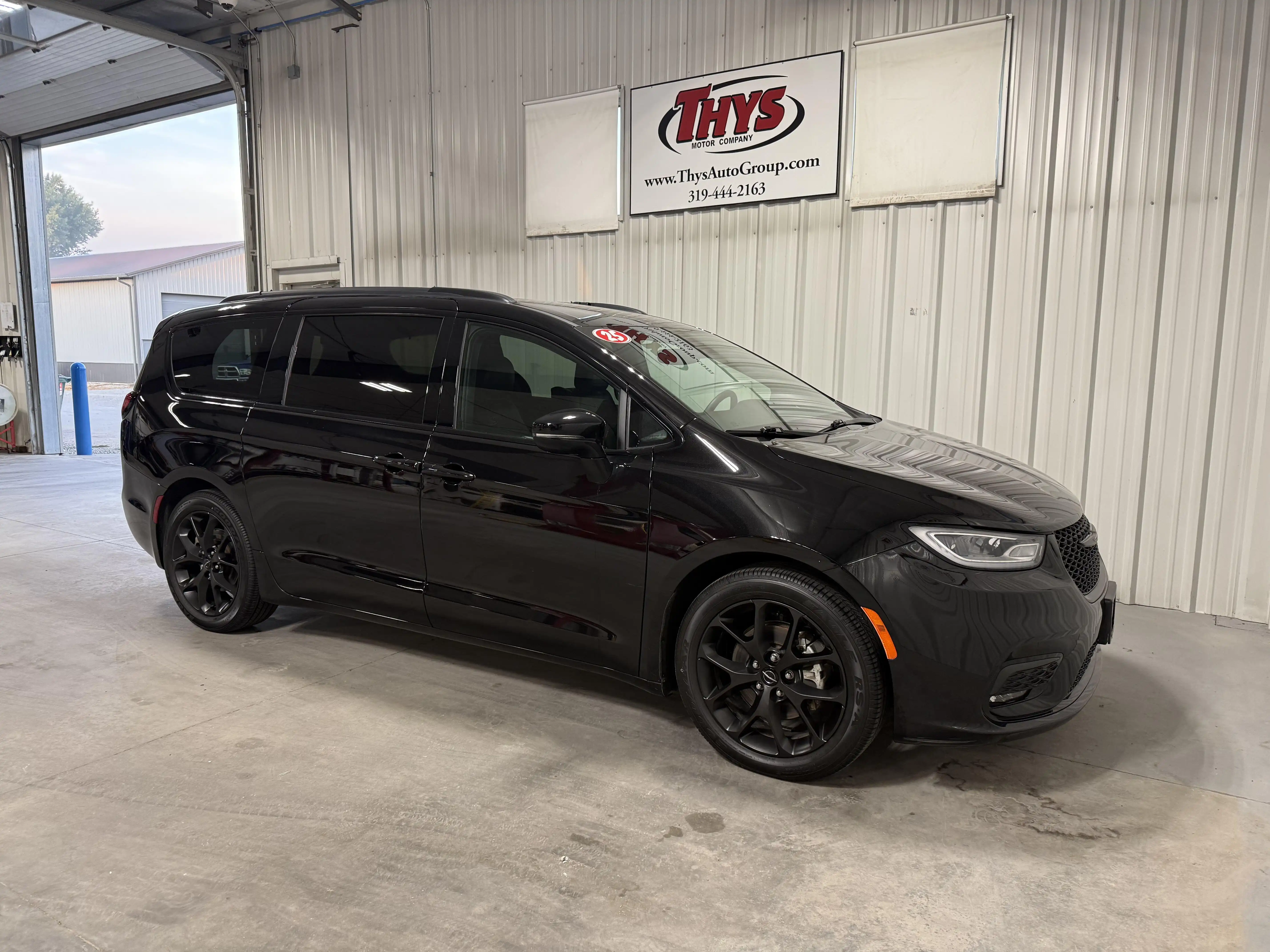2024 Chrysler Pacifica Touring L's photo