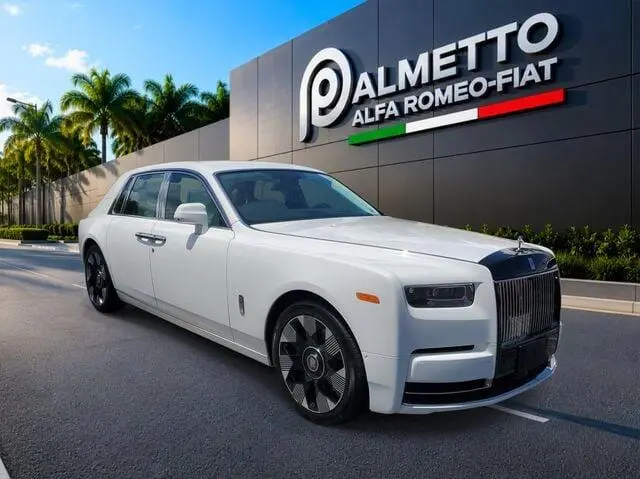 2027 Rolls-Royce Phantom Base photo 3