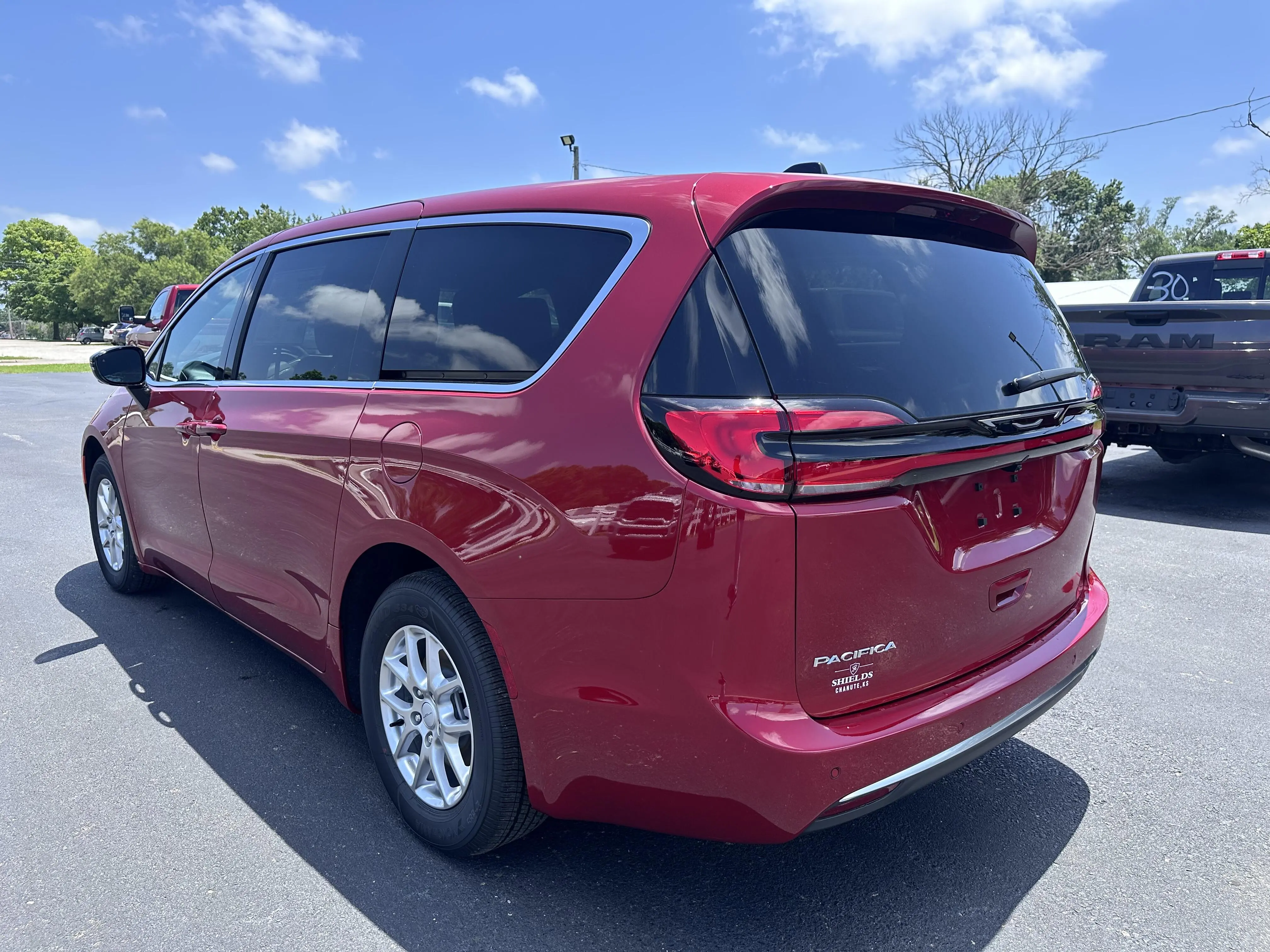 2027 Chrysler Pacifica Select photo 5