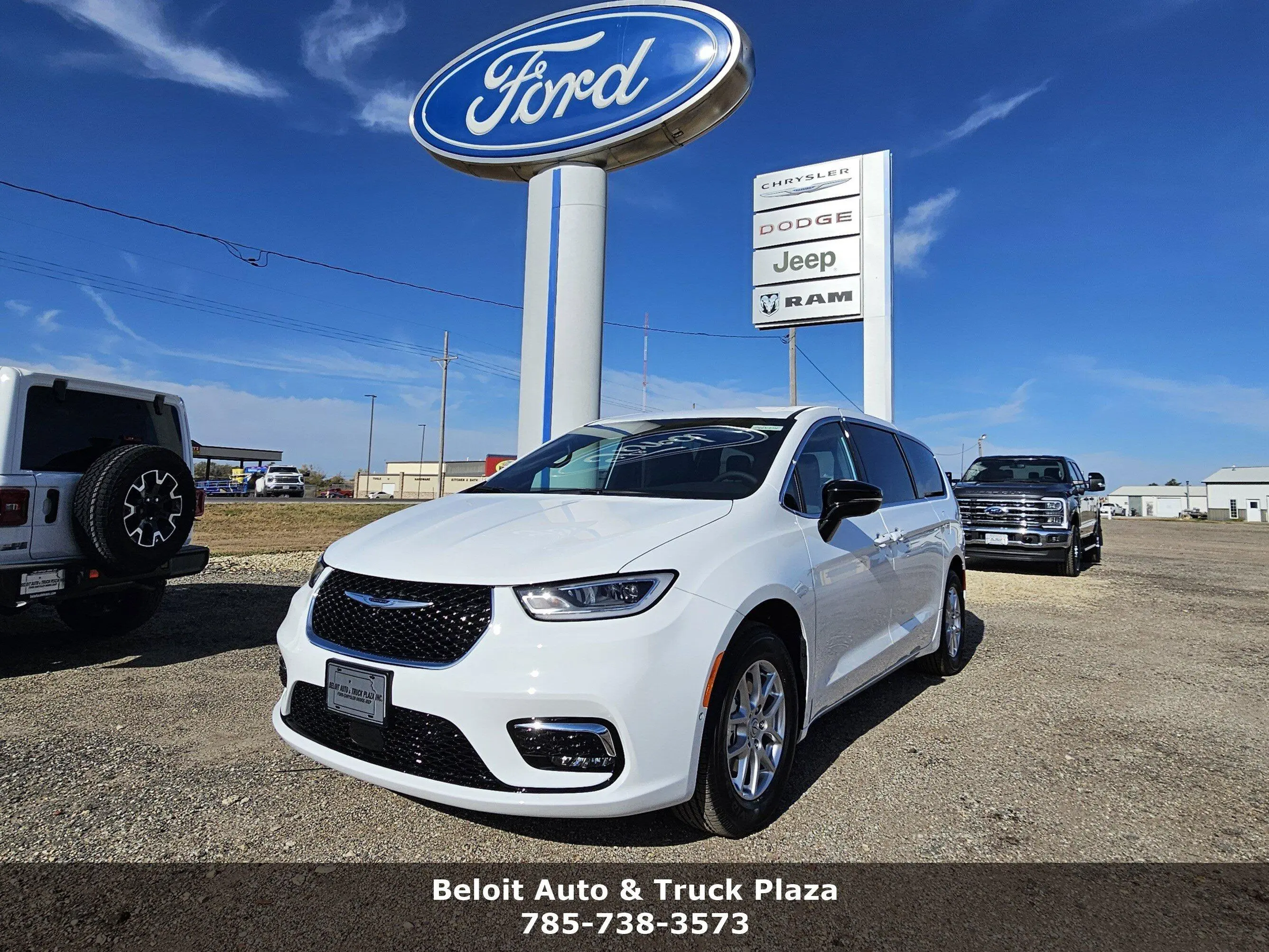 2026 Chrysler Pacifica Select photo 4