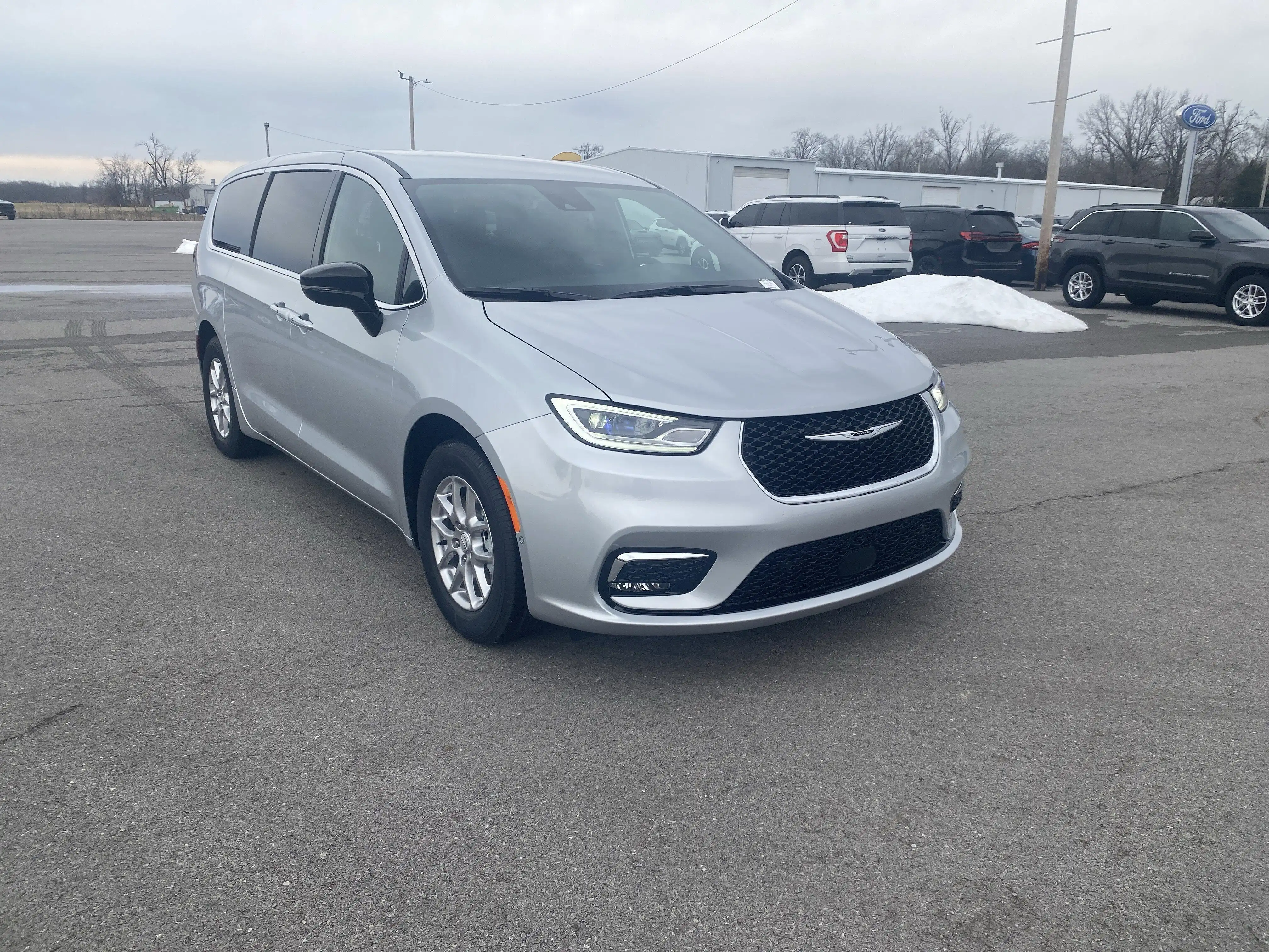 2026 Chrysler Pacifica Select's photo
