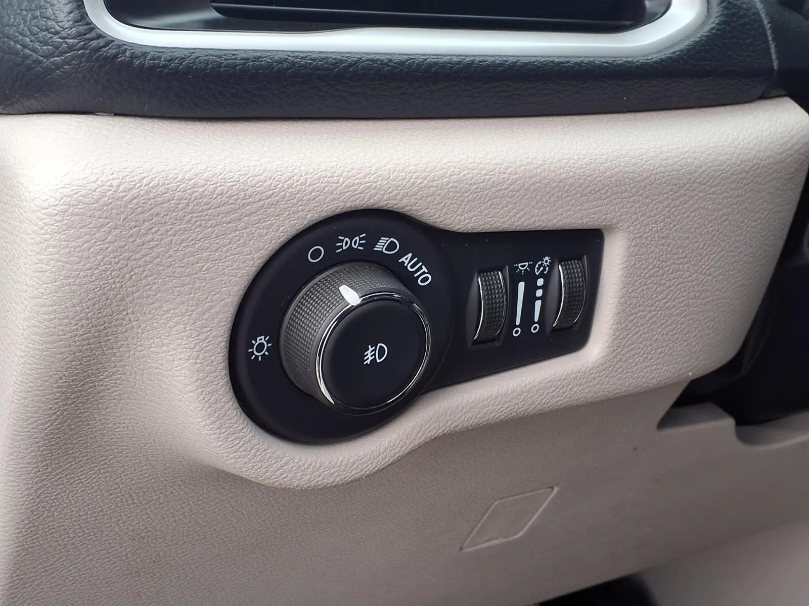 2024 Chrysler Pacifica Hybrid Select PHEV photo 5