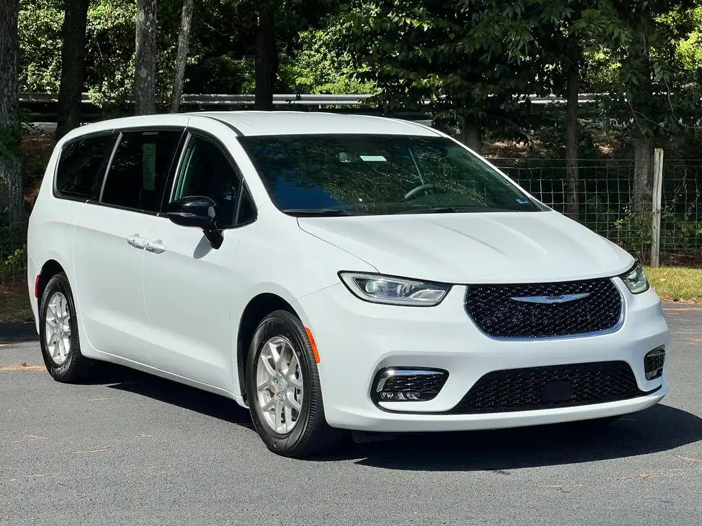 2025 Chrysler Pacifica Select's photo