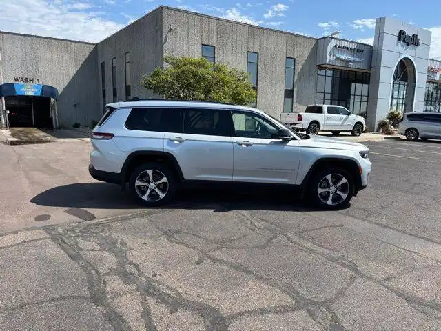 2023 Jeep Grand Cherokee L Limited 4x4's photo