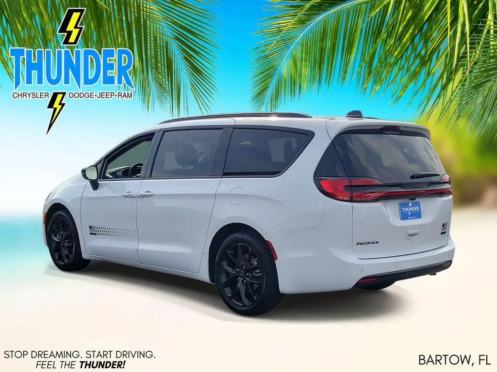 2027 Chrysler Pacifica Select photo 3