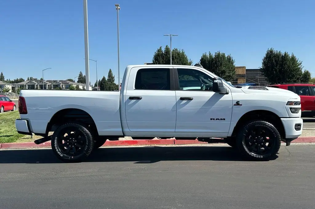 2026 RAM 2500 Big Horn 4X4 Crew Cab SWB photo 3