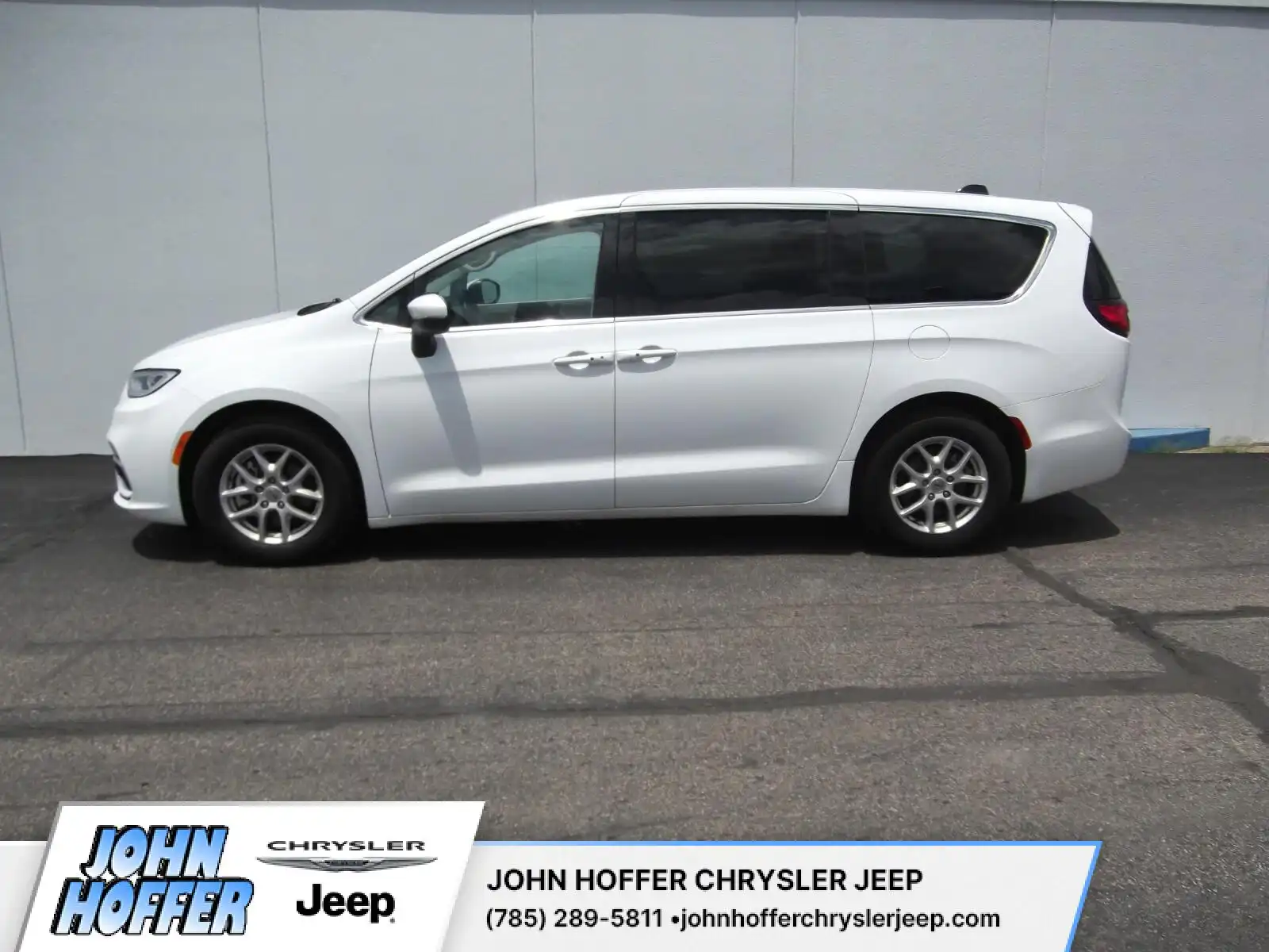 2023 Chrysler Pacifica Touring L's photo